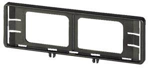 Černobílý, obdélníkový držák poznávací značky z plastu se dvěma sponkami pro upevnění; vhodný pro registrační značky vozidel.