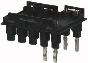 Černý elektronický konektor s několika kovovými kontakty, vhodný pro technické aplikace a montáž do zařízení.