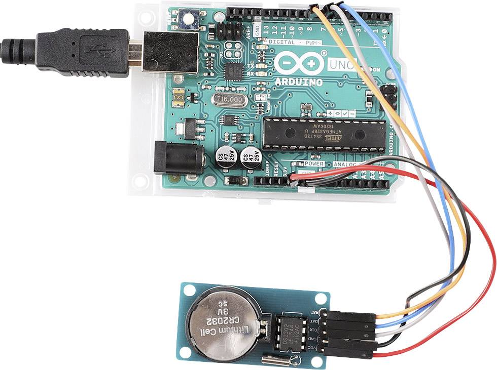 Arduino UNO propojený s RTC modulem DS3232 pomocí barevných propojovacích kabelů. Primárně využívaný pro řízení projektů založené na čase.