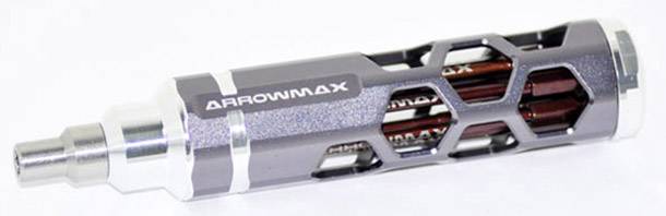 Kulatý nástroj, pravděpodobně rukojeť šroubováku, z šedého kovu s šestiúhelníkovým vzorem a nápisem "Arrowmax".