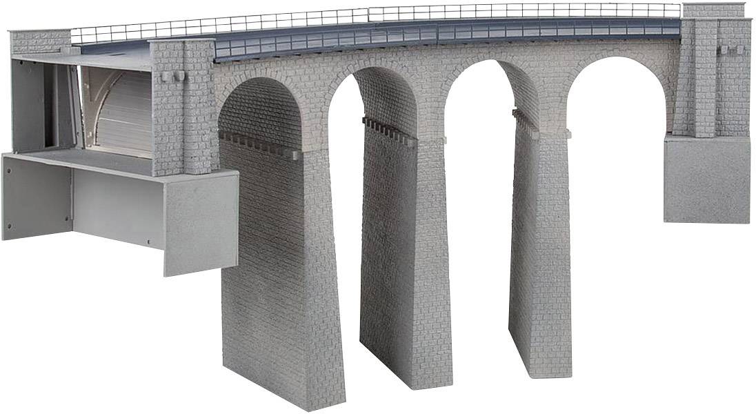 Model kamenného obloukového mostu se třemi oblouky a detailní strukturou. Vlevo řez ukazuje vnitřní část mostu.