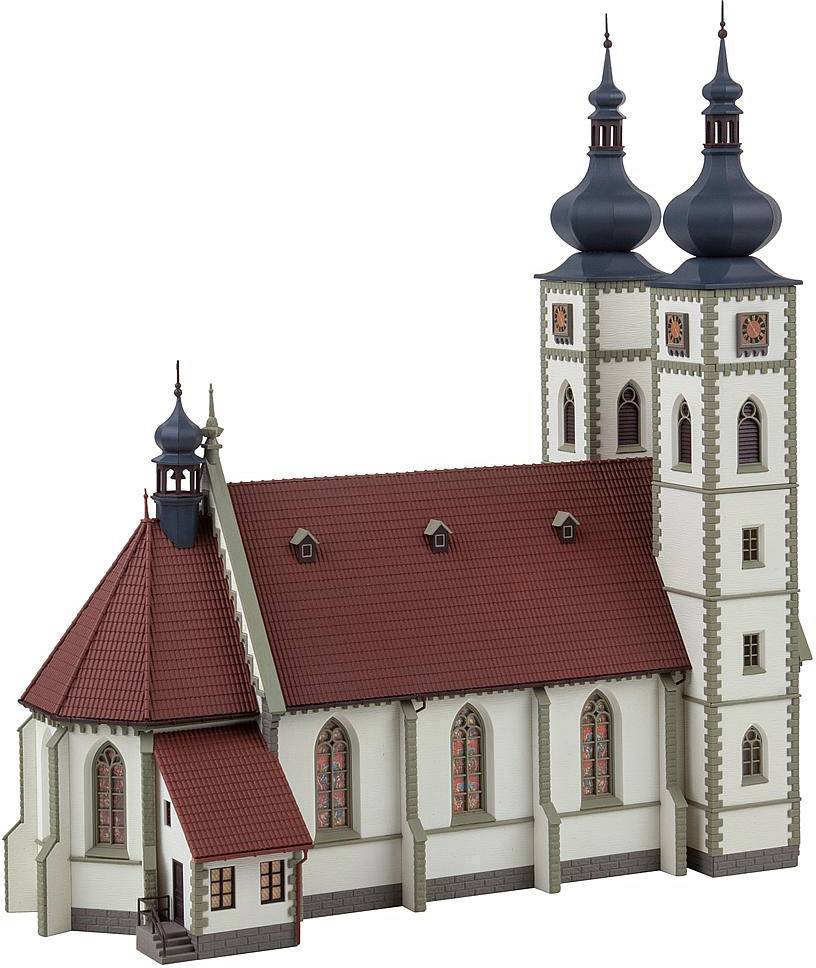 Kostel v gotickém stylu se dvěma výraznými věžemi a červenými střechami. Architektura působí historicky a je bohatá na detaily.