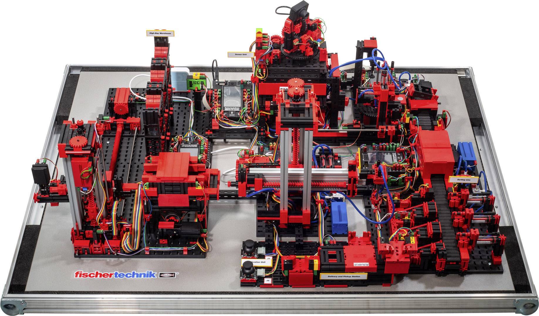 Komplexní modelová továrna z LEGO kostek, která zobrazuje různé stroje a dopravníky. Simuluje výrobní postup.
