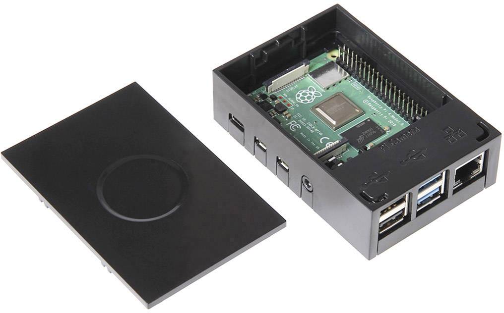 Otevřená černá skříň s deskou Raspberry Pi zobrazující několik USB portů a ethernetových připojení.