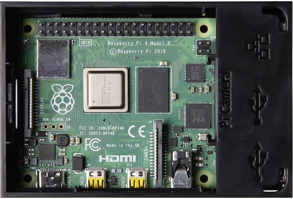 Deska 'Raspberry Pi 4 Model B' v pouzdře. Ukazuje konektory a hlavní procesor s nápisem 'Raspberry Pi 2018'.