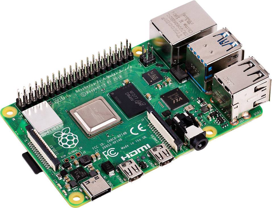 Raspberry Pi 4 jednodeskový počítač s porty HDMI, USB, Ethernet a GPIO, položený na bílém povrchu.