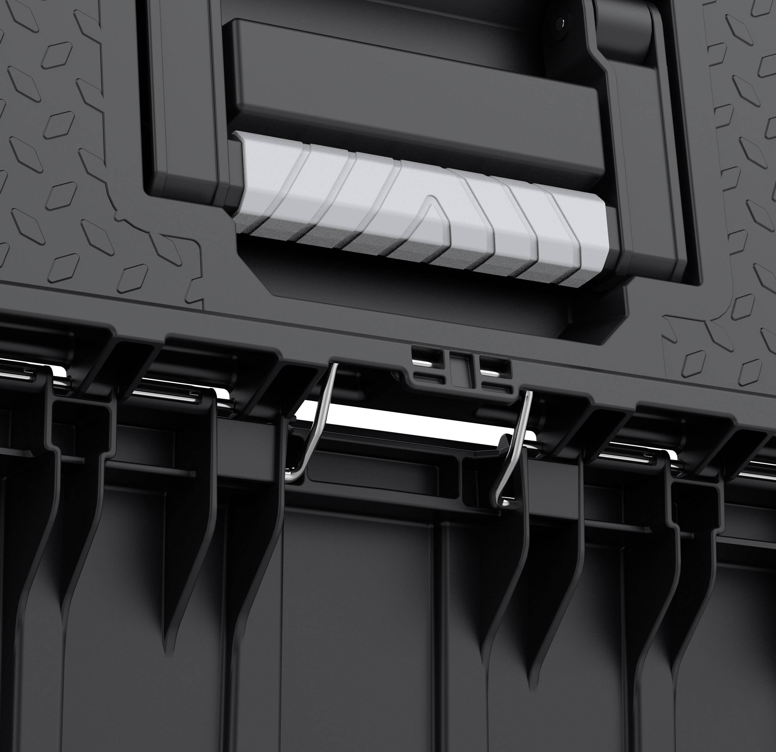 Detailní záběr černého plastového pouzdra s texturou, které zobrazuje robustní uzavírací mechanismus a stříbrné kovové panty.