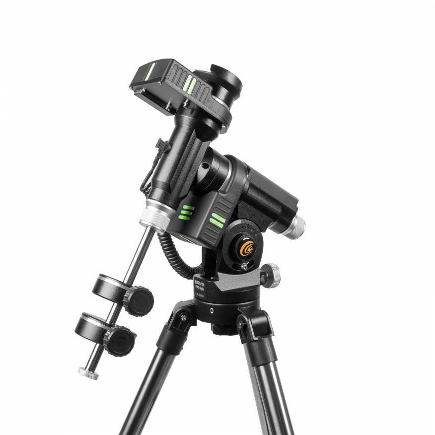 Černý dalekohled s zelenými a oranžovými detaily stojí na trojnožce. Je vhodný pro pozorování oblohy.
