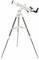 Bílý teleskop na stativu, namířený k obloze. Ideální pro astronomy-nadšence k pozorování nebeských těles.
