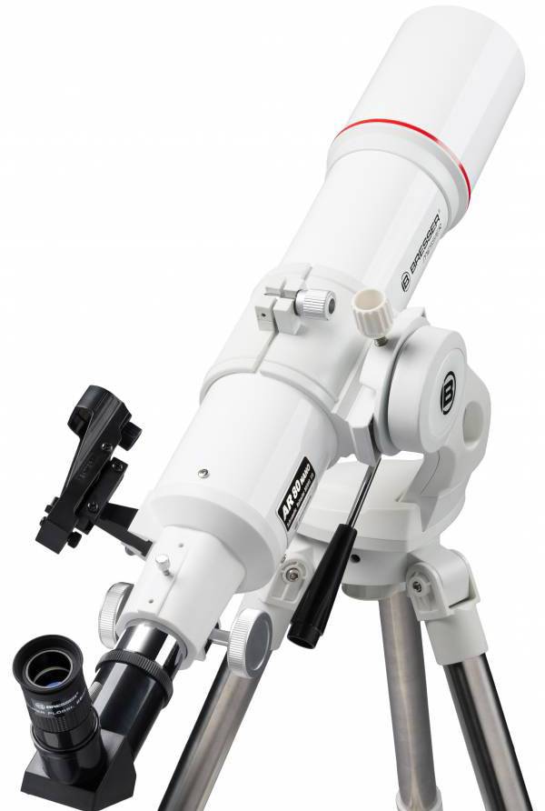 Bílý astronomický dalekohled se stativem, zaměřený na pozorovací věž.