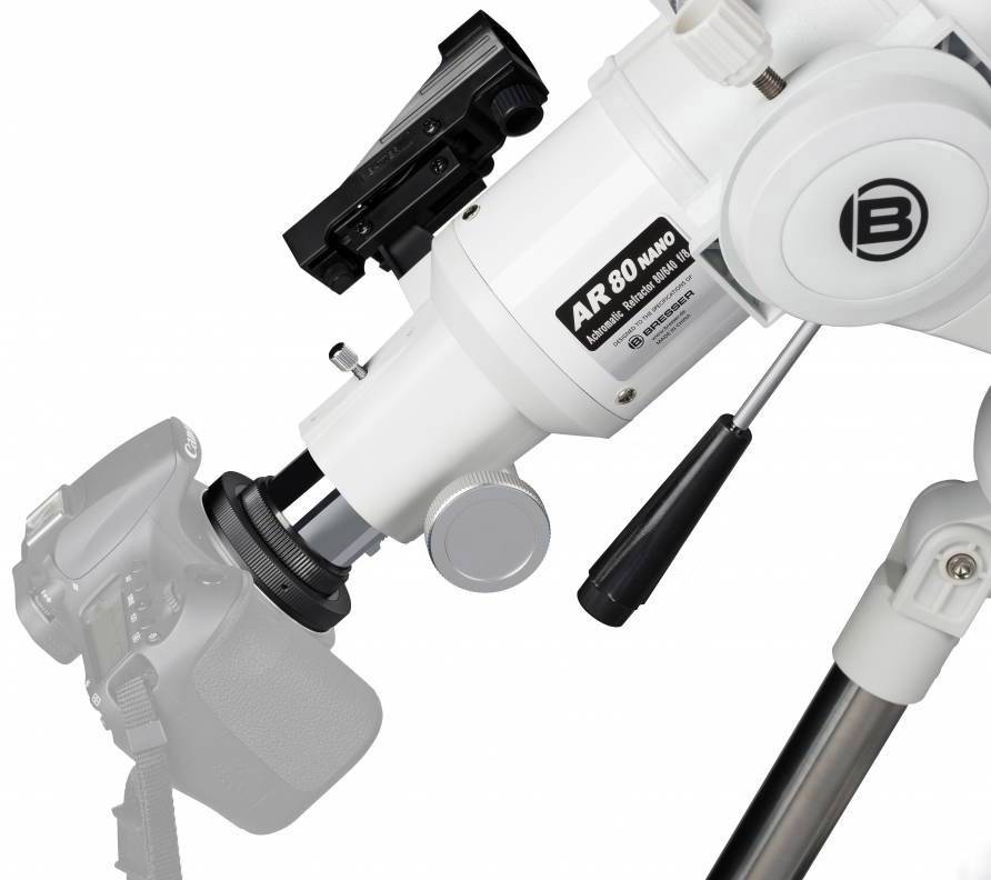 Teleskop je připevněn ke kameře na stativu.