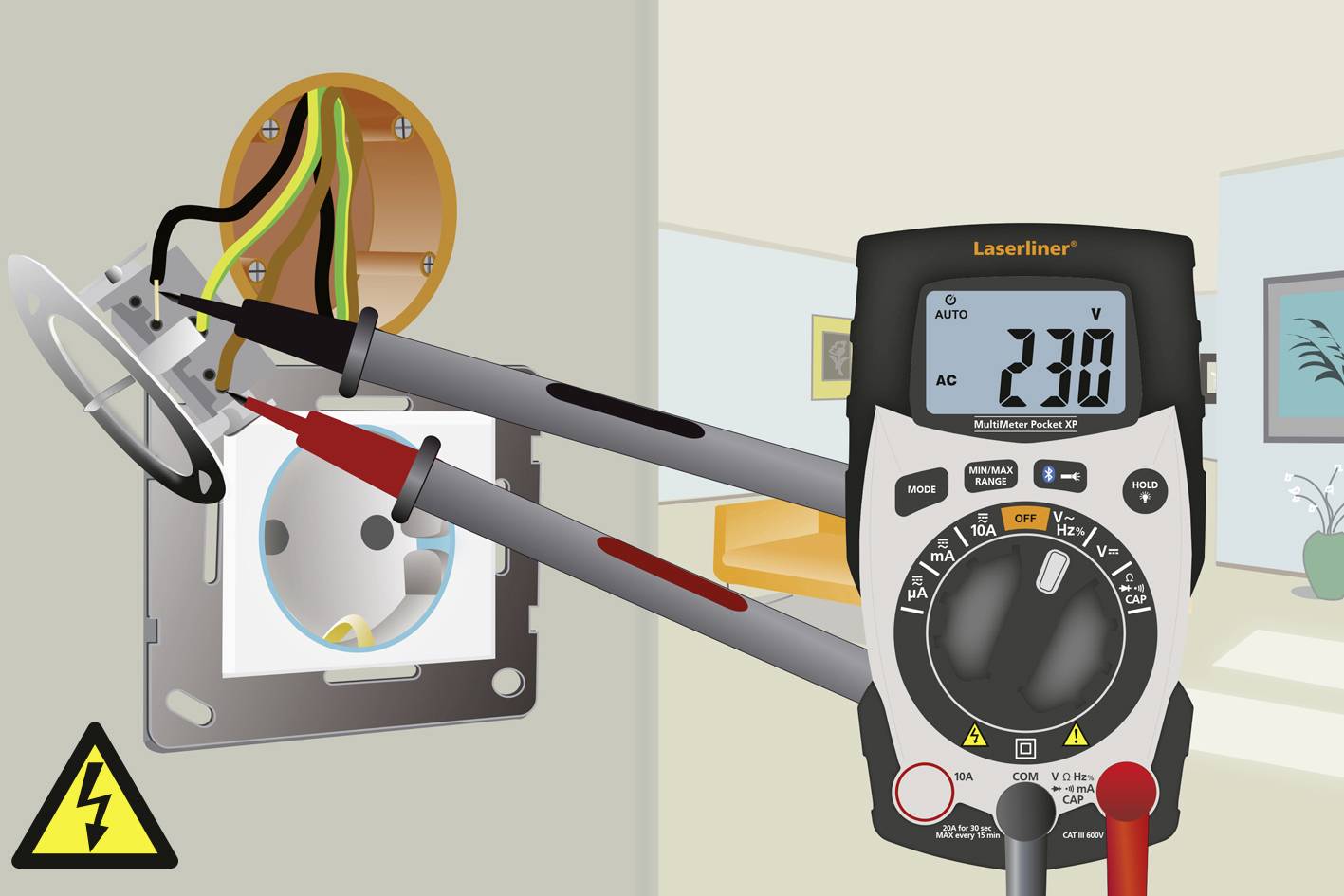 Multimetr měří střídavé napětí (230 V) na elektrické zásuvce. Vodiče jsou viditelné. Varovný symbol elektrického napětí je umístěn dole vlevo.