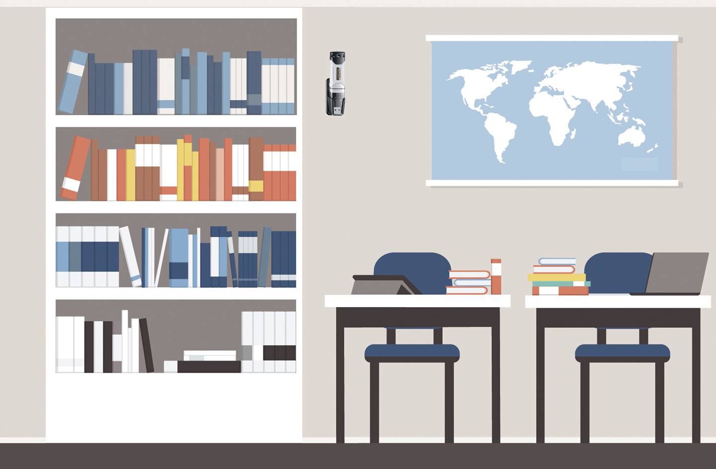 Kancelář se dvěma psacími stoly, laptopy, knihami a židlemi. Vpravo visí na stěně mapa světa; vlevo stojí knihovna.