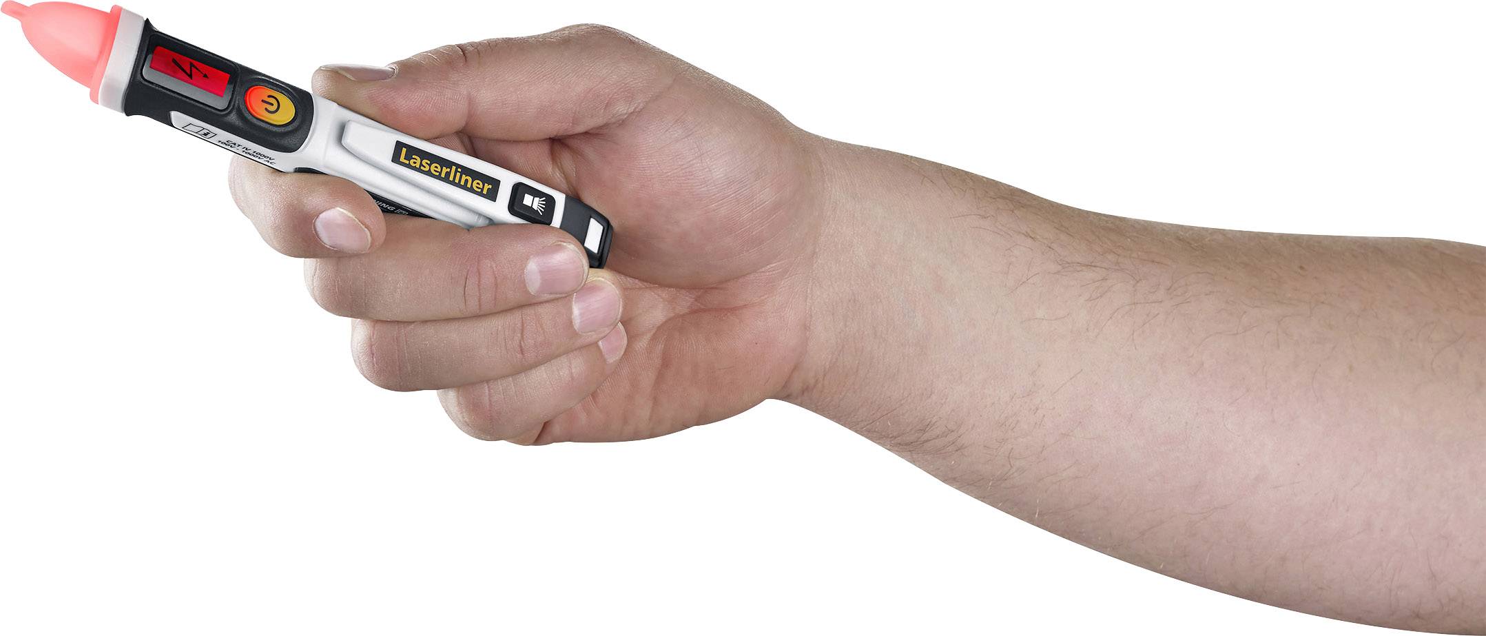 Jedna ruka drží laserový měřicí pero se senzorem a červeným hrotem pro měření napětí.