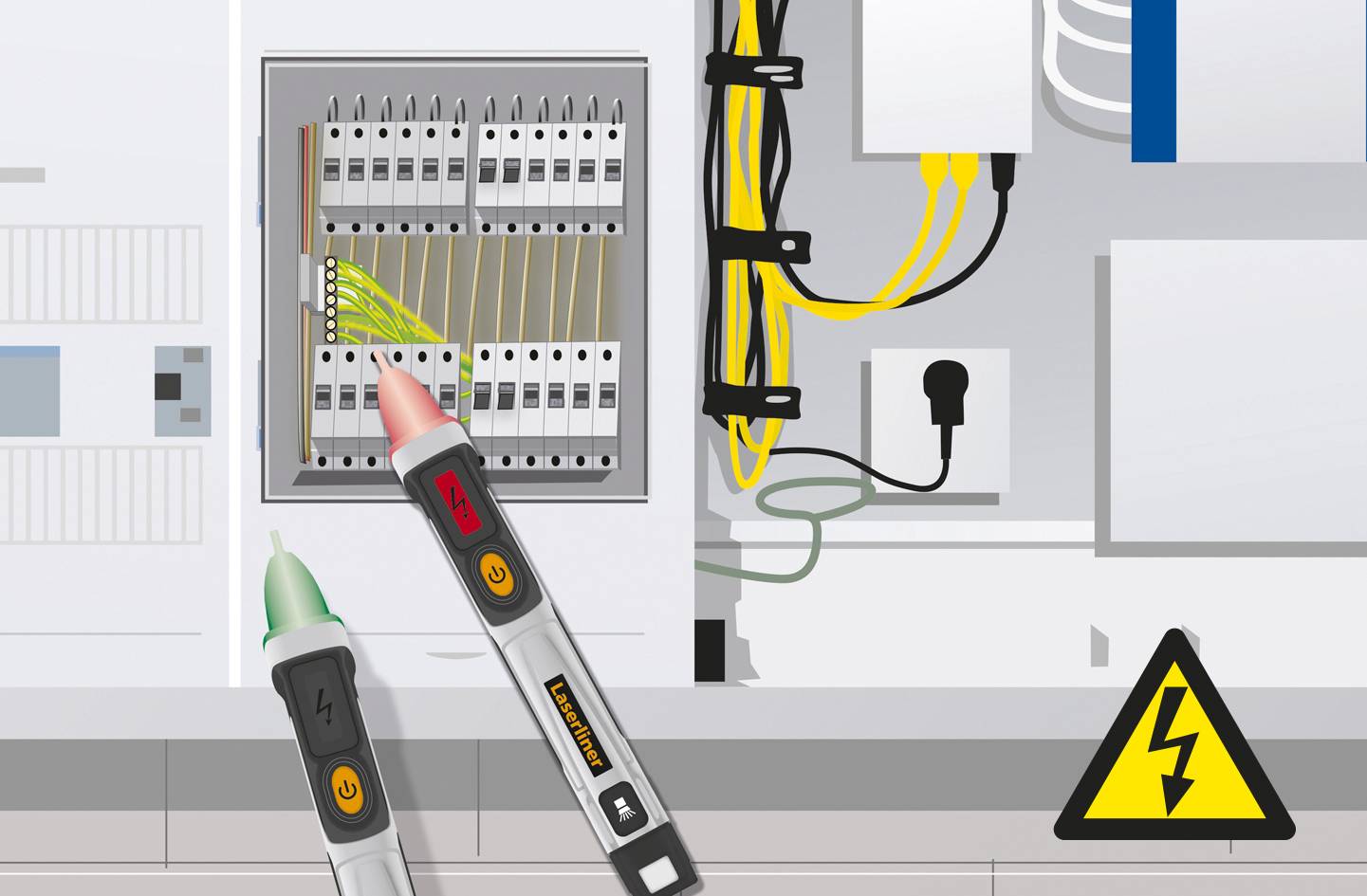 Otevřený elektrický rozvaděč s několika pojistkami, zobrazený s dvěma zkoušečkami napětí a výstražnou tabulkou upozorňující na elektrické napětí.