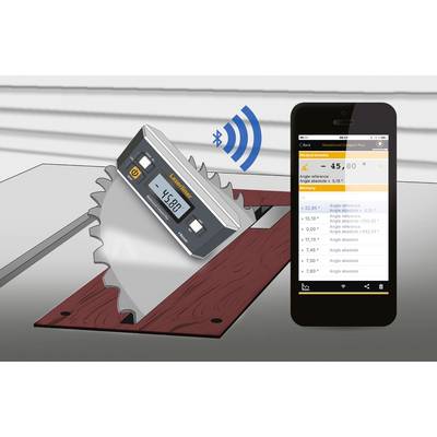 Digitální vodováha zobrazuje úhel 45,80 stupňů v mobilní aplikaci, která je připojena k pilovému kotouči. Bluetooth připojení je aktivní.