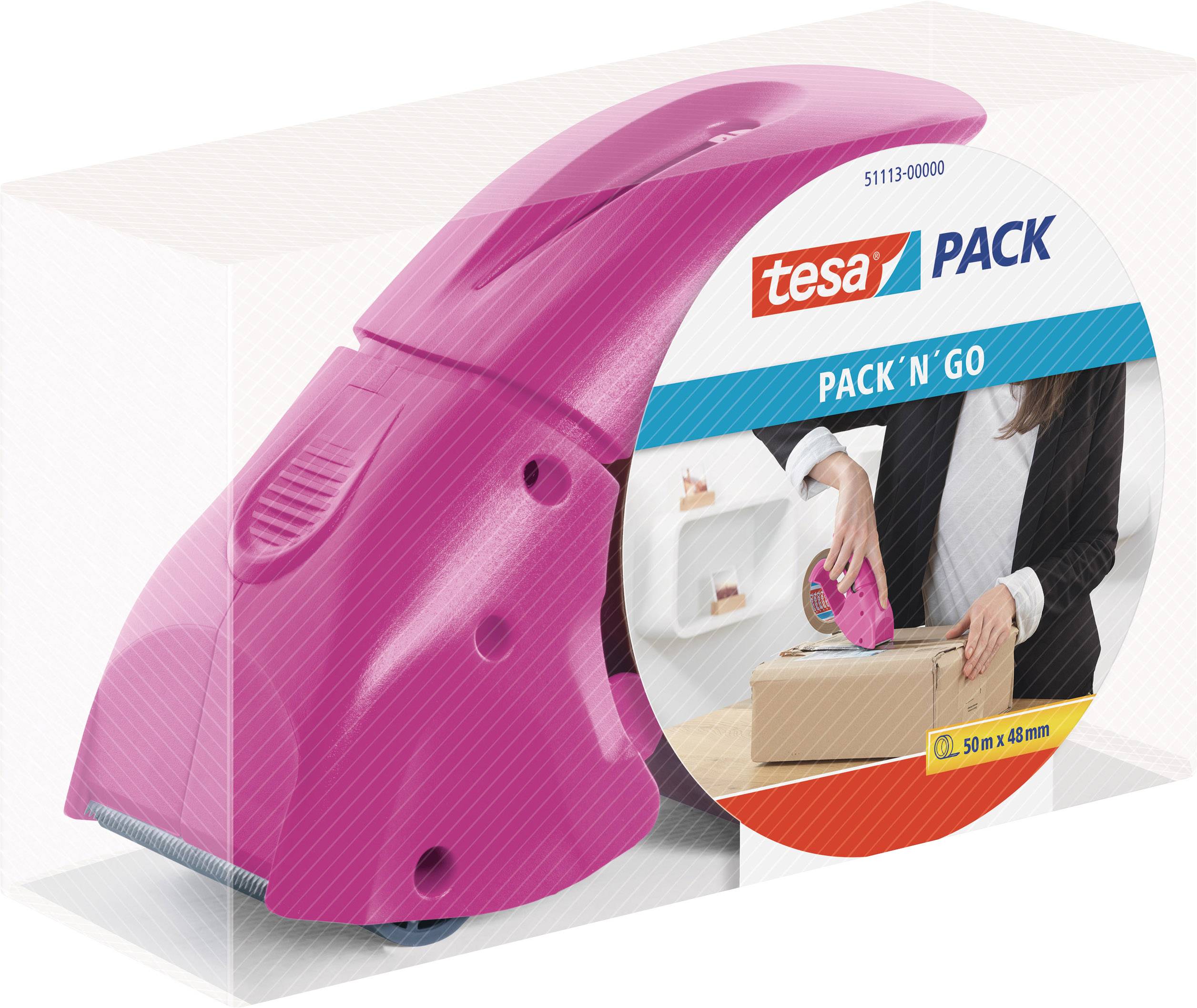 Růžový odvíječ lepicí pásky tesa 'Pack 'n' Go' v průhledném obalu. Na obalu jsou vidět ruce balící krabici.