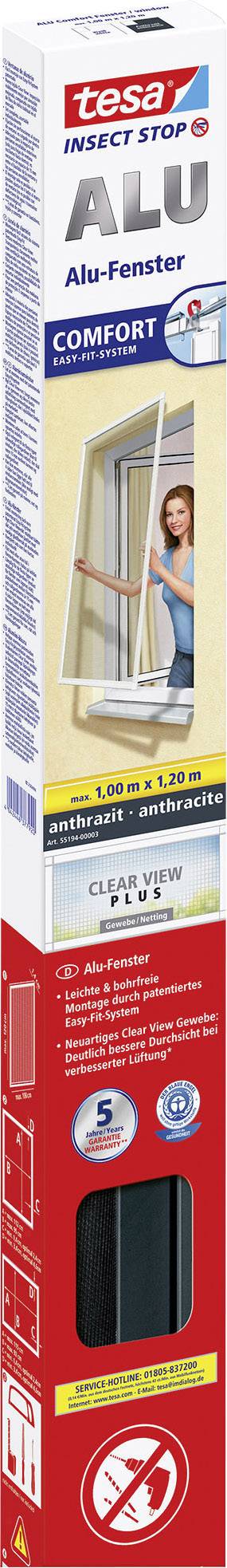 Balení pro Tesa Insect Stop Alu Fenster Comfort. Zobrazuje ženu instalující síť proti hmyzu na okně. Velikost 100 x 120 cm.