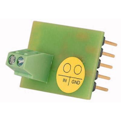 Elektronický modul se zelenou svorkovnicí a žlutým štítkem označeným 'IN' a 'GND' ukazuje připojovací funkci.