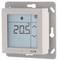 Digitální prostorový termostat ukazuje teplotu 20,5 °C. Na displeji jsou viditelné symboly pro topení a regulaci teploty.