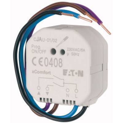 Spínací modul s popiskem '230VAC/6A' a firemním logem, obklopený barevnými kabely. Vyvinut pro elektrické instalace.