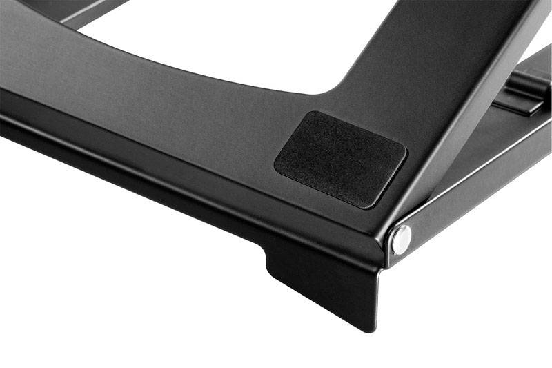 Černý kovový stojan s polstrovanými nožkami pro stabilní podporu notebooků nebo tabletů.