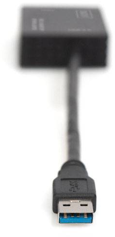 Detailní záběr USB kabelu s modrým konektorem, který vede do obdélníkového černého adaptéru.