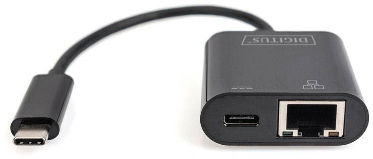 USB-C na ethernet adaptér s dalším USB-C portem. Černý design, vhodný pro síťové připojení a nabíjení.