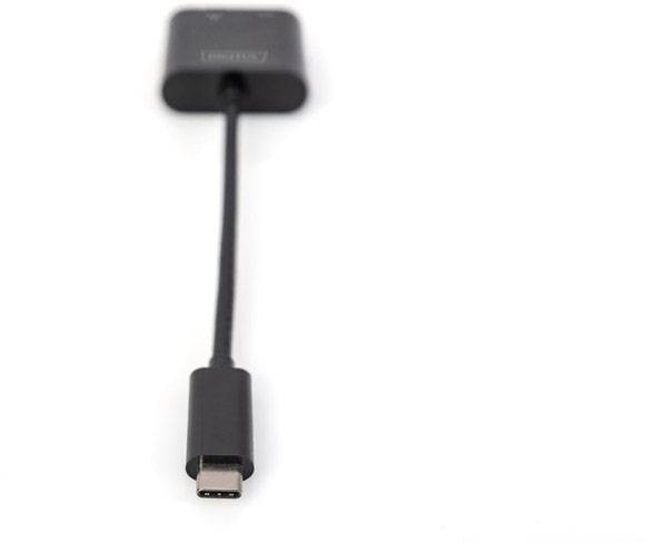 Černý USB-C kabel s pravoúhlým konektorem na druhém konci, na bílém pozadí.