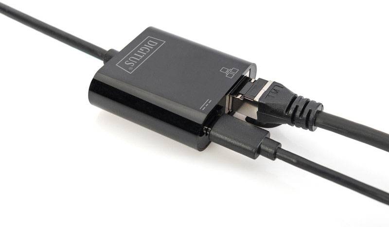 Černý ethernetový adaptér se dvěma zapojenými kabely. Adaptér má nápis 'Digitus'. Ideální pro síťové připojení.
