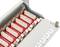 Patch panel s několika kabelovými přípojkami, očíslovanými od 1 do 4. Barevně označené vodiče jsou připojeny ke kontaktům.