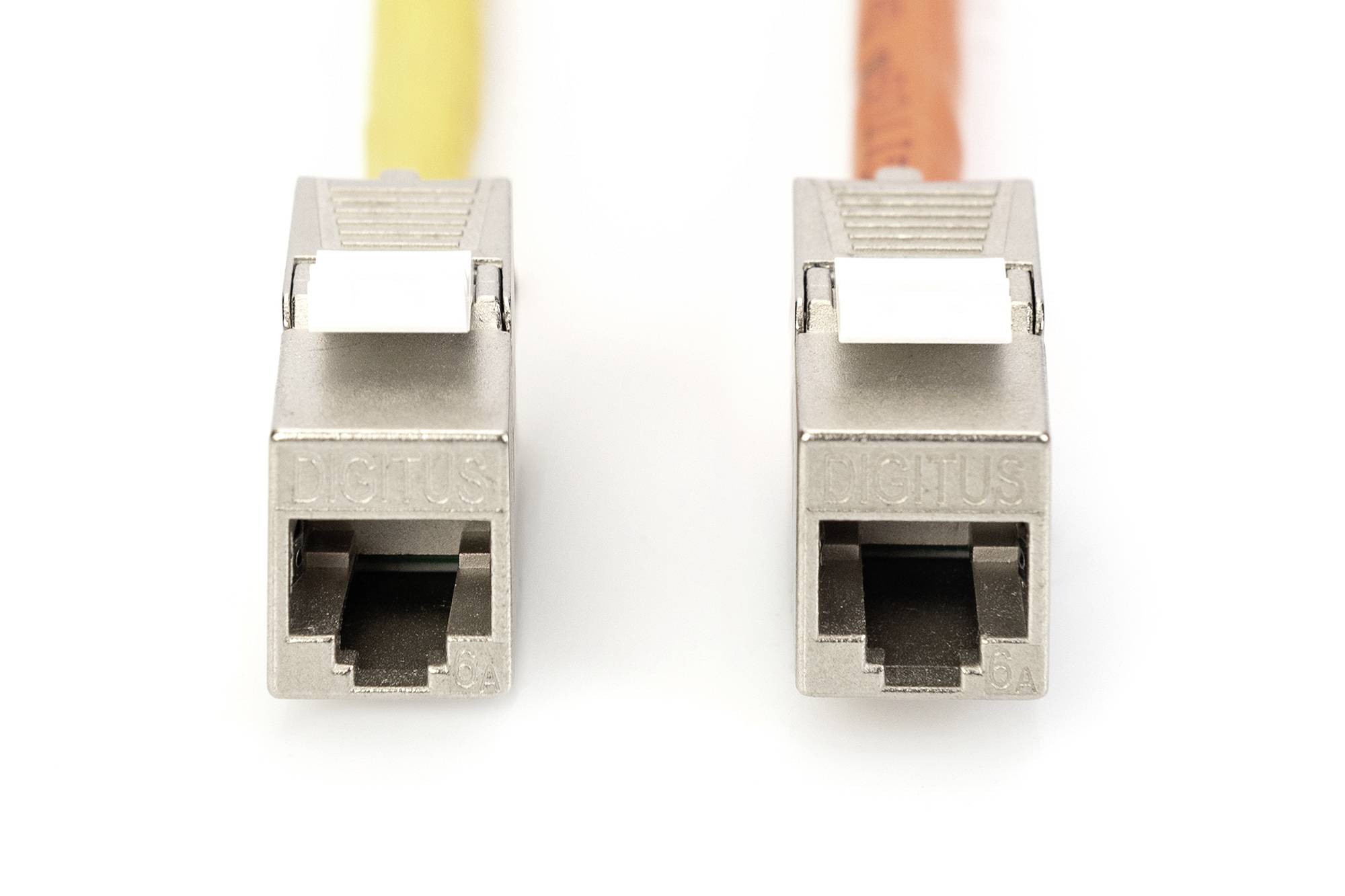 Dva RJ45 konektory vedle sebe, jeden s žlutým a druhý s červeným kabelem, na bílém pozadí. Primárně určené pro síťová připojení.