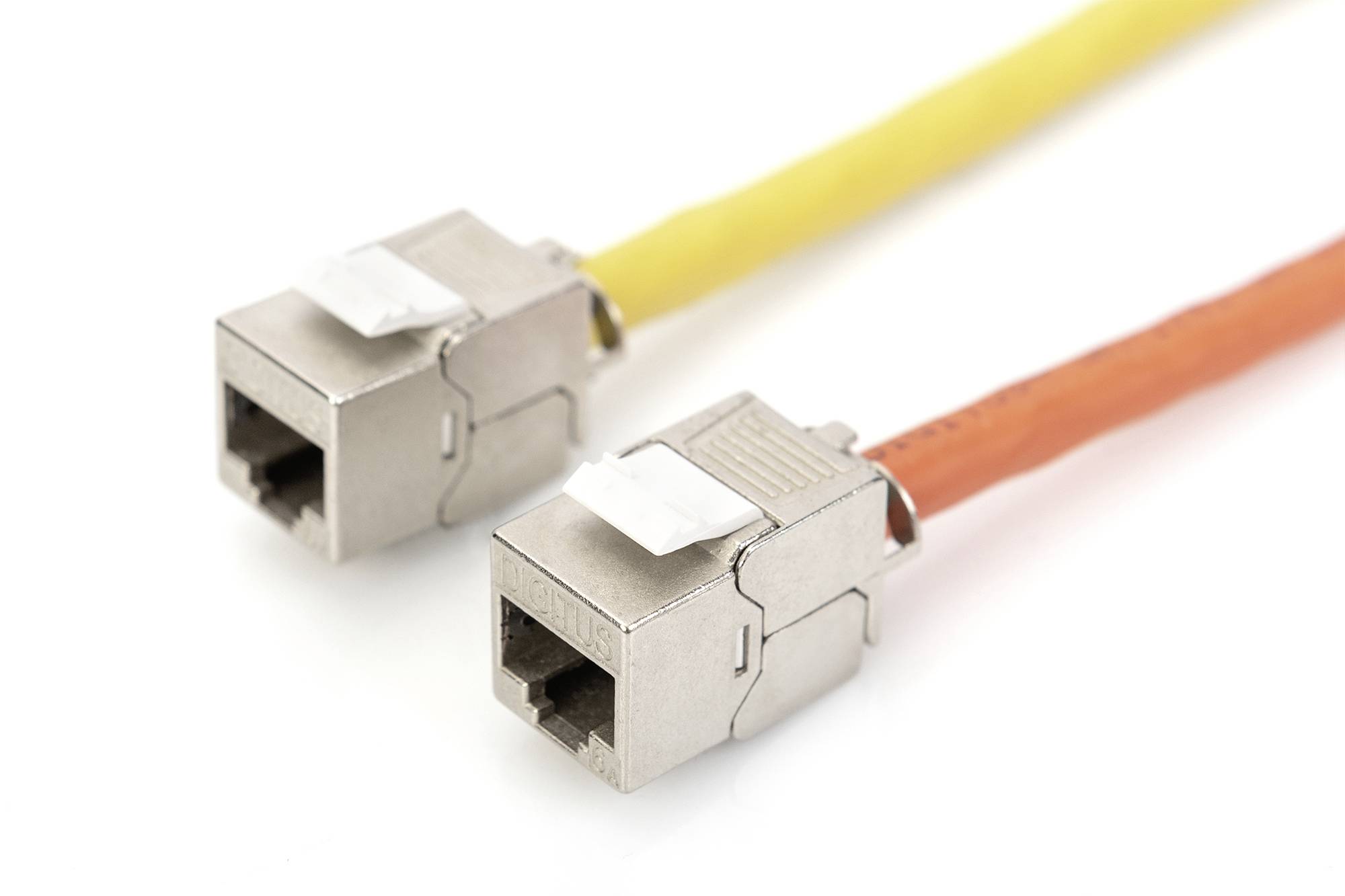 Dva ethernetové konektory, jeden s žlutým a druhý s oranžovým kabelem, na bílém pozadí.