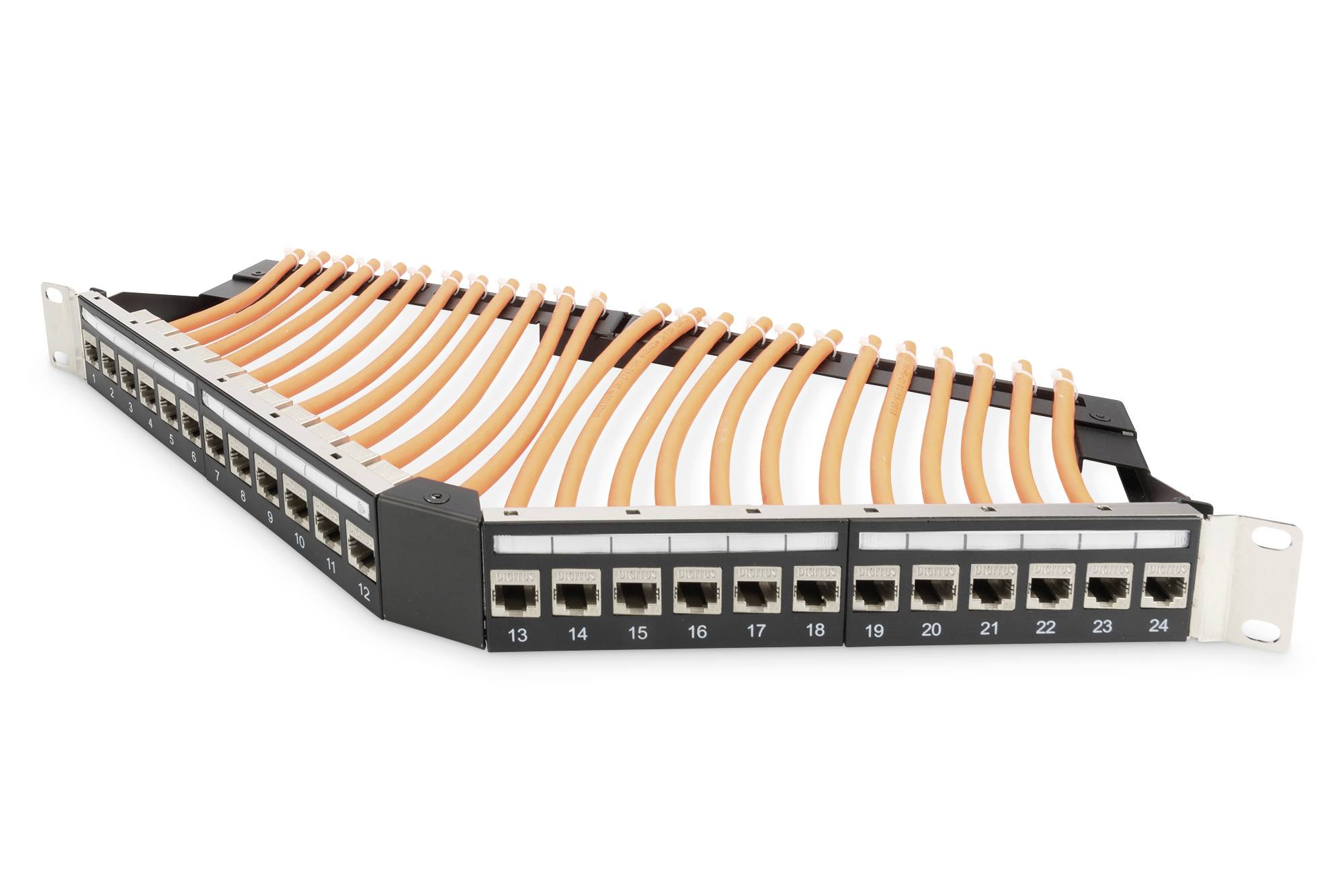 Patch panel se 24 porty RJ45 a oranžovými síťovými kabely, které jsou pečlivě zapojeny.