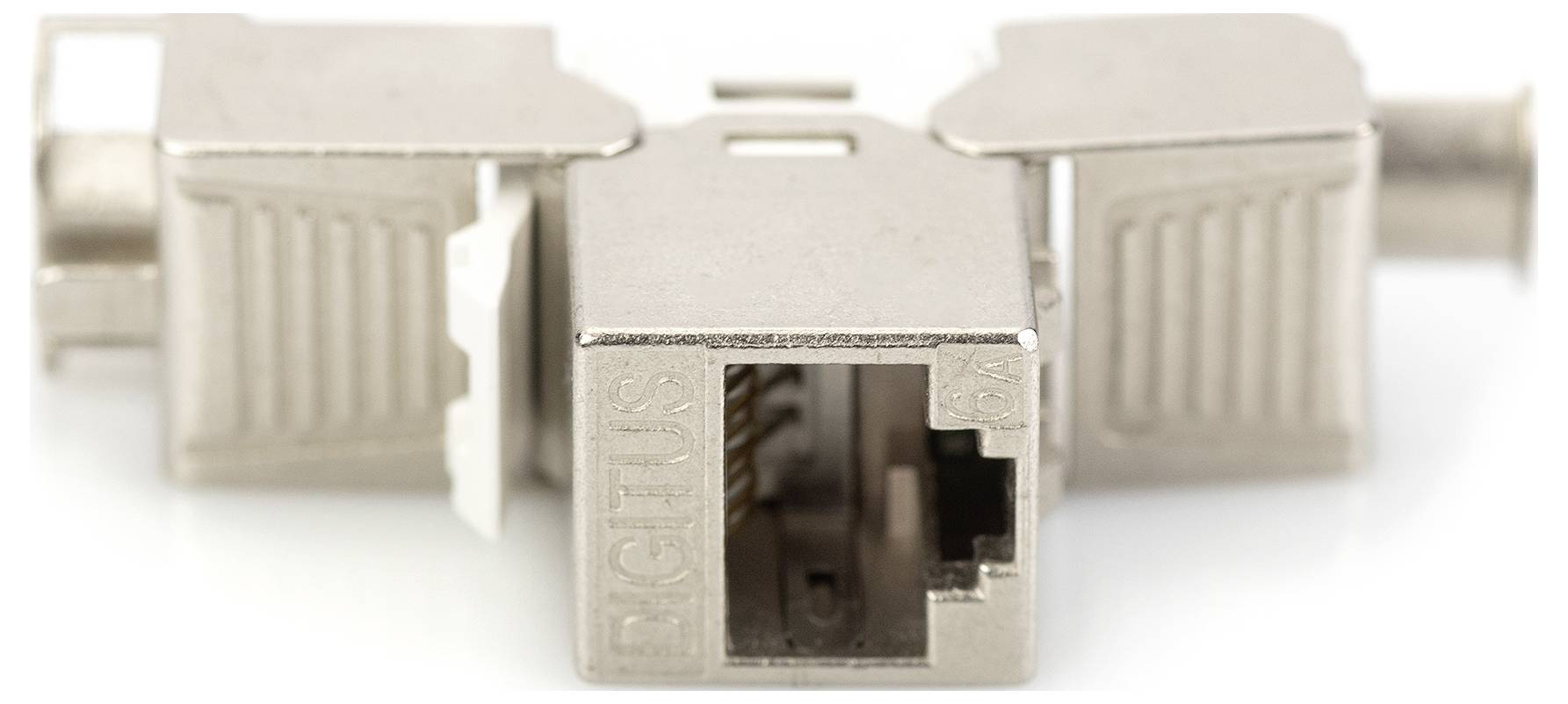 Kovový síťový konektor RJ45 v stříbrné barvě s uzavíratelným krytem, pohled zepředu.