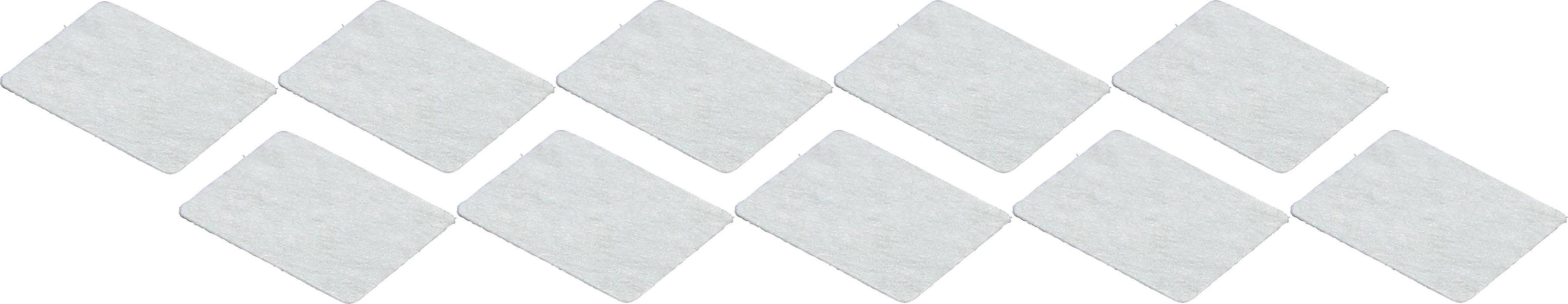 Deset bílých čtvercových destiček je uspořádáno v diagonální mřížce a vytváří pravidelný geometrický vzor.