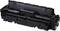 Černá laserová tonerová kazeta, obdélníkového tvaru s několika připojovacími body, je hlavním motivem. Na obalu jsou vyznačeny firemní logo a kapacita.