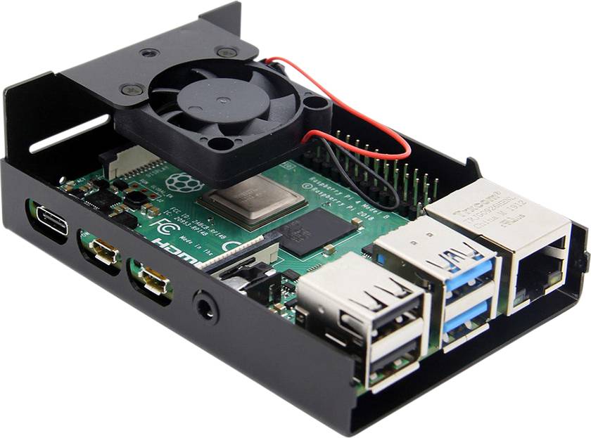 Raspberry Pi v pouzdře s ventilátorem. Viditelné jsou porty pro USB, HDMI a Ethernet, stejně jako chladicí systém nad deskou.