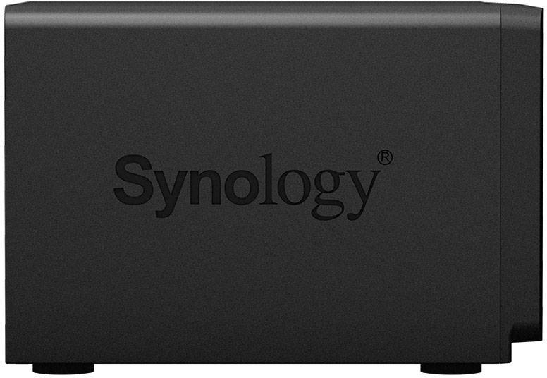 Externí černý síťový úložný server Synology s logem 'Synology' na boku.