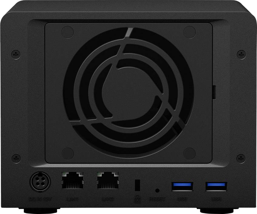 Černé elektronické zařízení s větracími otvory a přípojkami na zadní straně, včetně ethernetového a USB portu.