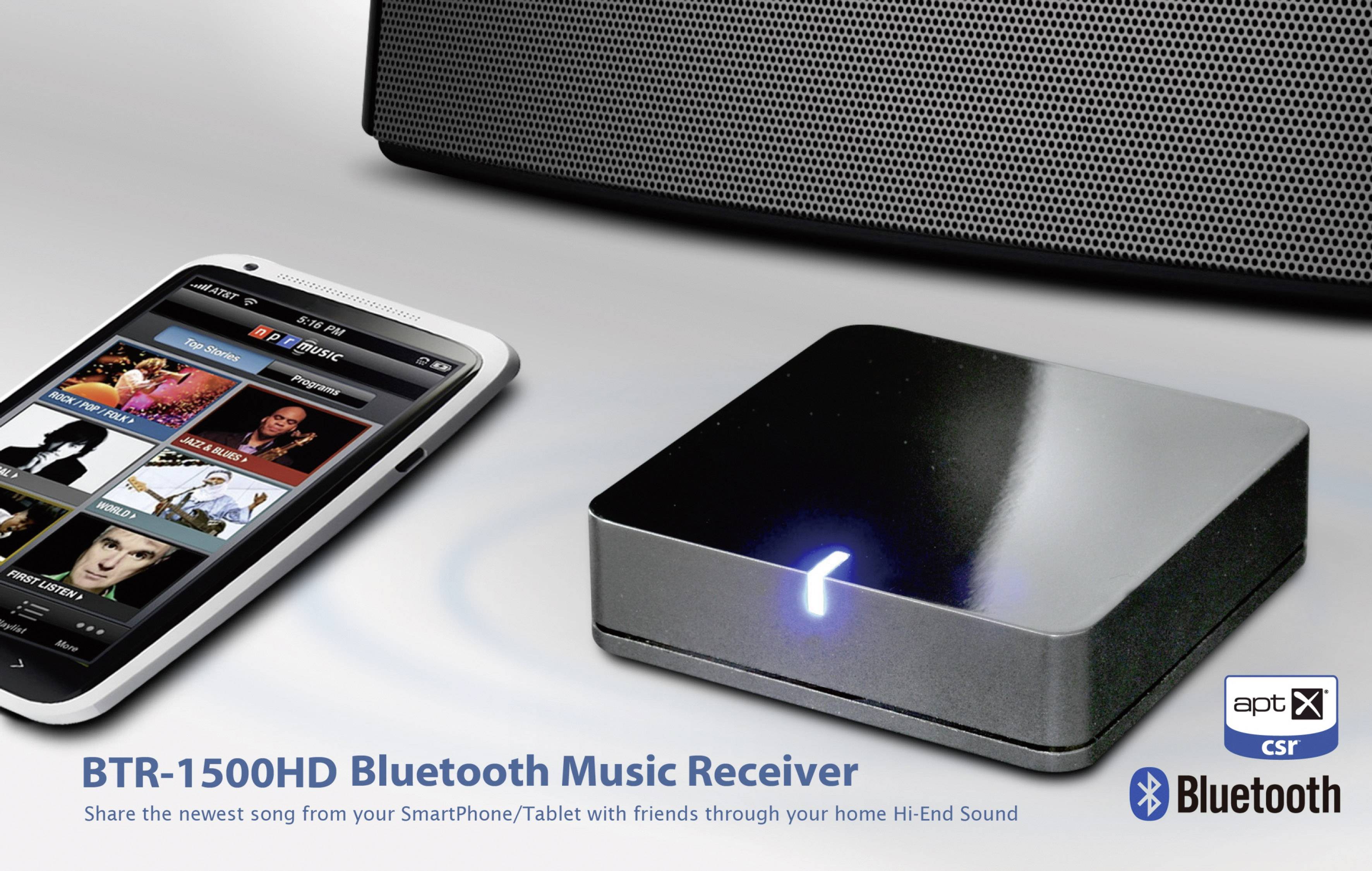 Bluetooth hudební přijímač vedle chytrého telefonu. Text: 'BTR-1500HD Bluetooth Music Receiver'. Přijímač se svítícím indikátorem.