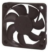 Černý počítačový ventilátor se sedmi lopatkami v čtvercovém rámu, který slouží k chlazení elektronických komponentů.