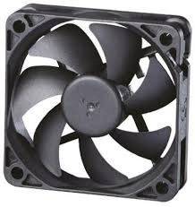 Černý počítačový ventilátor se sedmi lopatkami, vestavěný do čtvercového šasi.