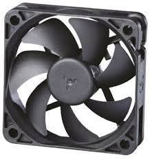 Černý počítačový ventilátor se sedmi lopatkami v čtvercovém rámu.