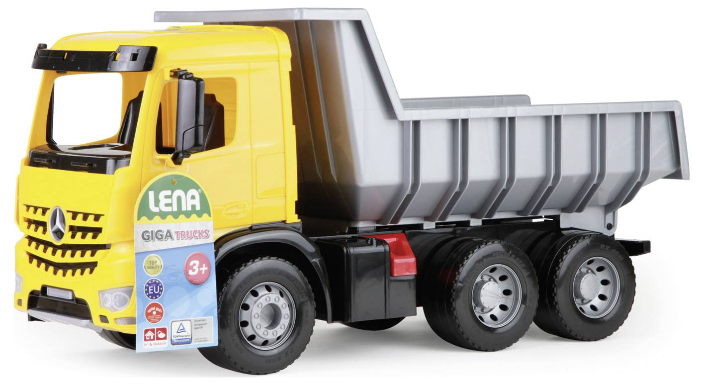 Žlutý hračkářský náklaďák se černým interiérem a stříbrnou vyklápěcí korbou. Má šest kol a na boku je značka „Lena Giga Trucks".