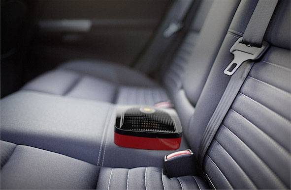 Čistič vzduchu stojí na zadním sedadle automobilu a ukazuje prostorově úsporné provedení pro použití ve vozidle.