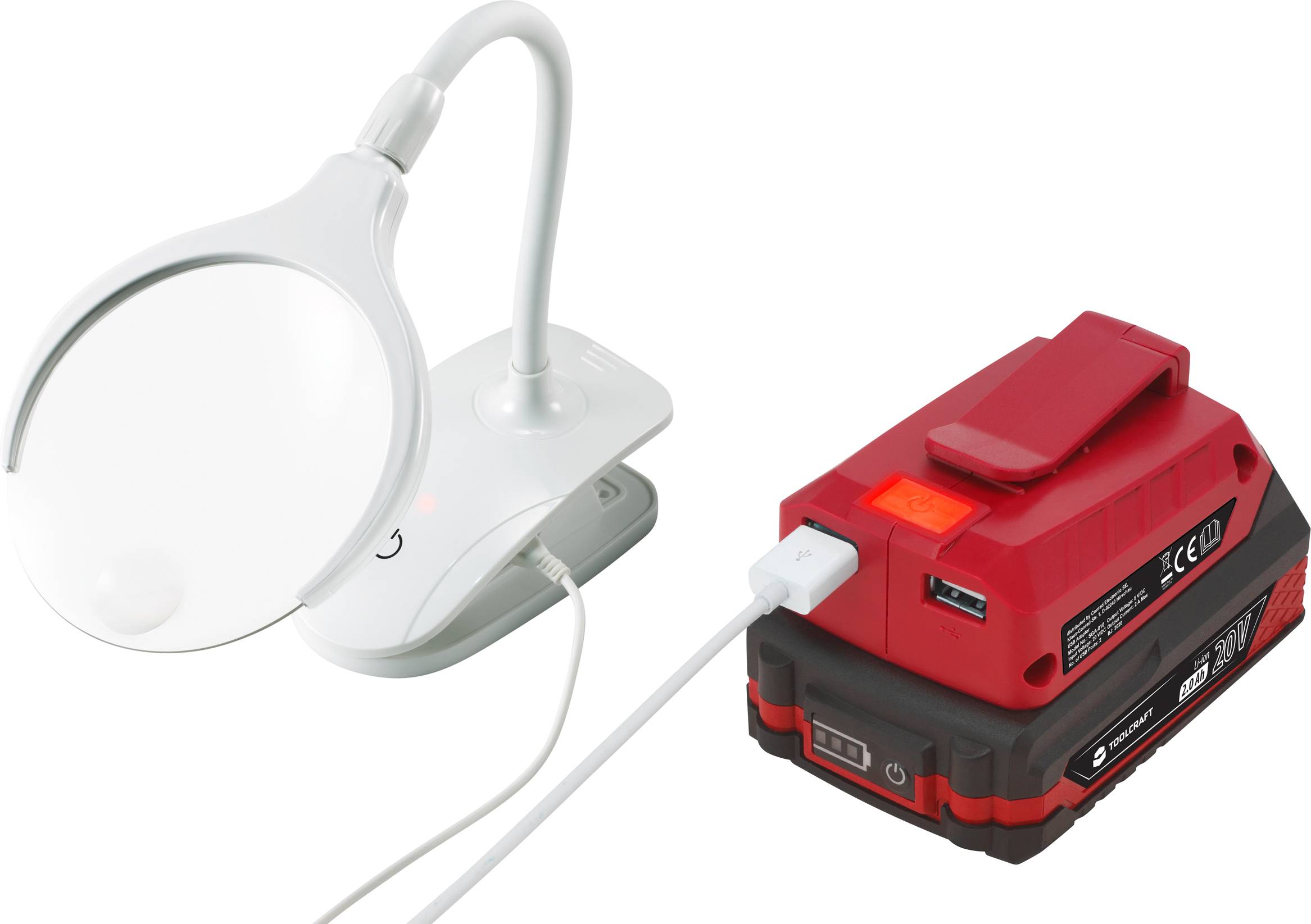 Bílá stolní lampa s ohebným ramenem, připojená k červené dobíjecí baterii pomocí USB kabelu.