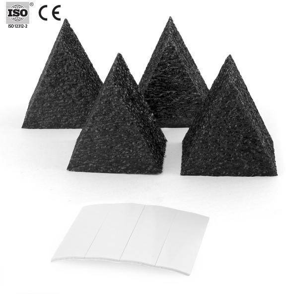 Čtyři pyramidové díly pěnové hmoty s hrubým povrchem, označené ISO a CE štítky, vedle listu bílého papíru na světlém podkladu.