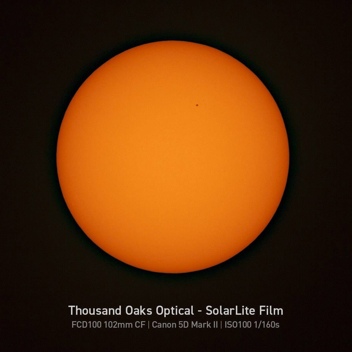 Detailní záběr zářící slunce pořízeného na černém pozadí pomocí filmu SolarLite, nastavení kamery uvedena níže.