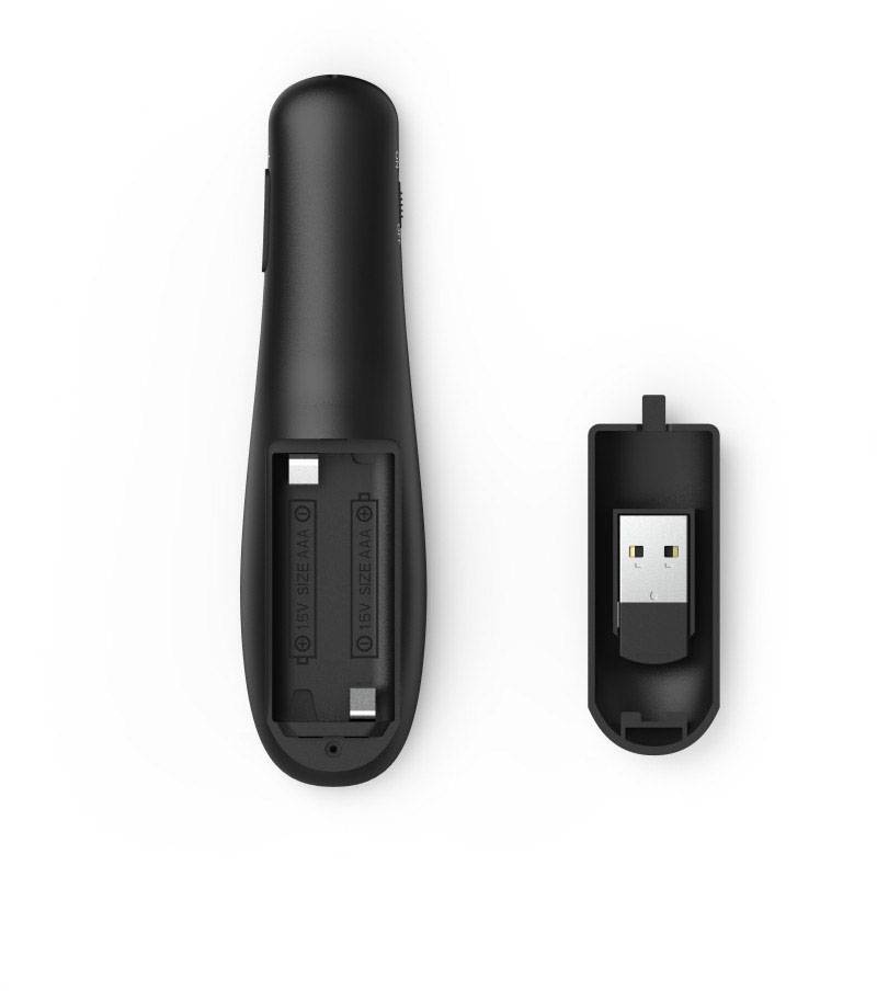 Černý kryt dálkového ovladače otevřen, levá část ukazuje prostor pro baterie, pravá část zobrazuje USB adaptér v samostatném víčku.